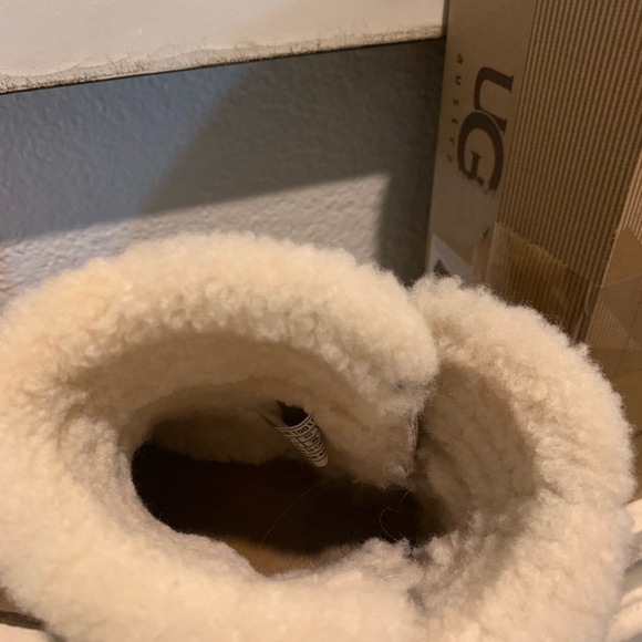 Very cute & comfortable size 7 Ugg’s - Picture 3 of 9